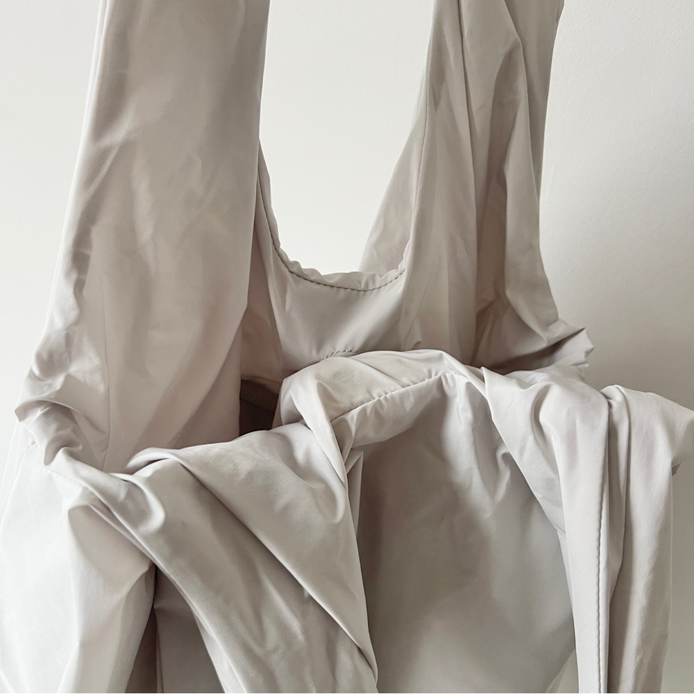 COS light gray chalk white Cloud tote bag - Picture 7 of 9